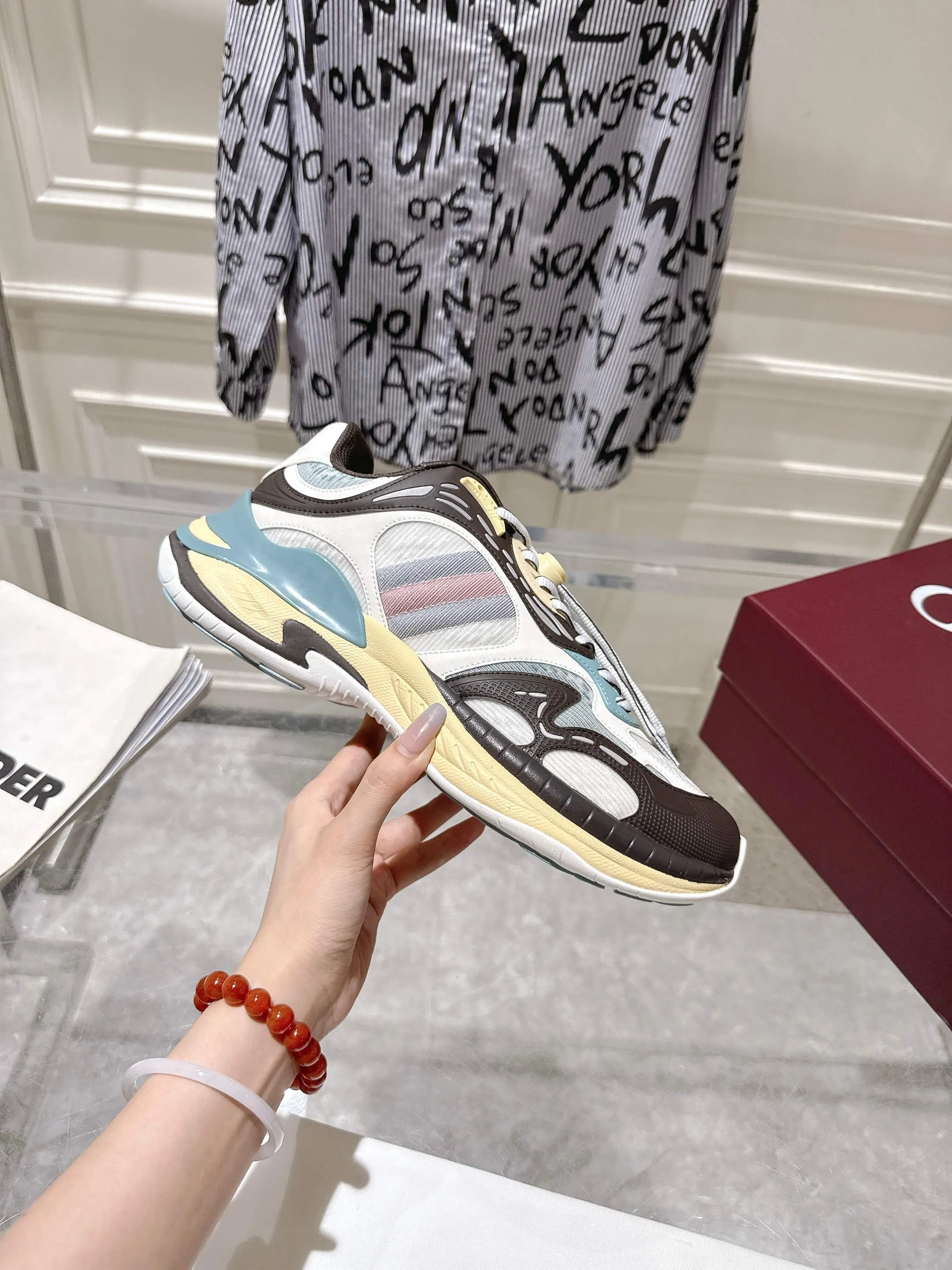 👟👟Ex-factory price 980👟👟Upgraded version with airplane case Gucci Gucci 25ss hot new style couple style retro sports shoes dad shoes This Gucci 2.0 reinterprets the brand's iconic striped webbing elements. This new interpretation of iconic details uses EVA thick soles with a smart silhouette, bringing a stable and comfortable wearing experience. Delivered in exquisite packaging. Fabric: Made of original imported cowhide/technical fabric. Inner foot pad: Breathable mesh. Heel height: 4cm. Sole: Original customized ultra-light foam rubber outsole. Size: 35-45 (women's size 40, men's size 45, custom-made, non-returnable)